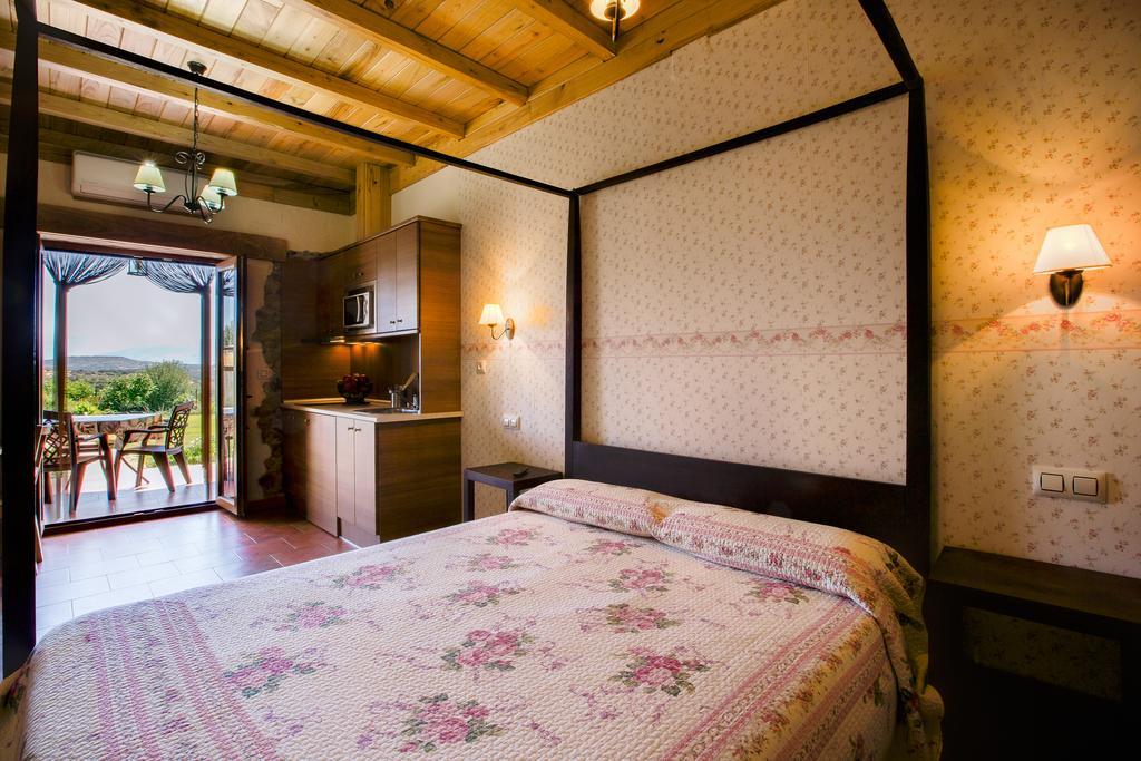 Apartamentos El Jardin Del Poeta Guijo de Granadilla Rum bild