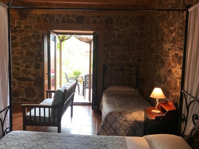 Apartamentos El Jardin Del Poeta Guijo de Granadilla Rum bild